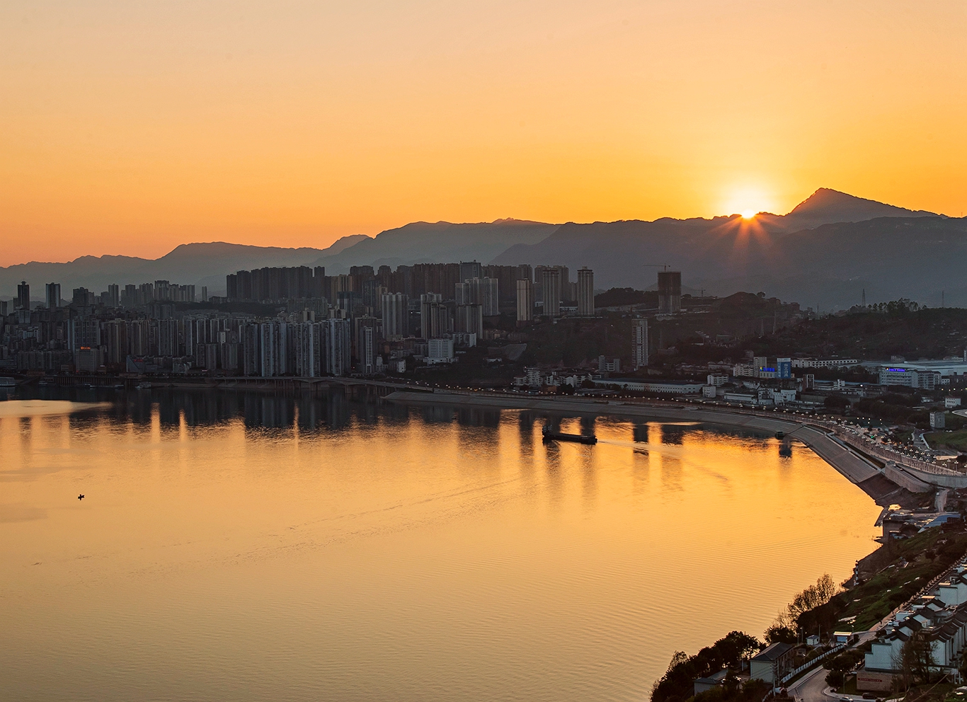 余晖四射映碧空 余鸿 摄_MGL5421.jpg