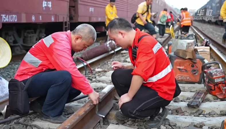 新华社看重庆｜铁路“钢轨医生”战高温