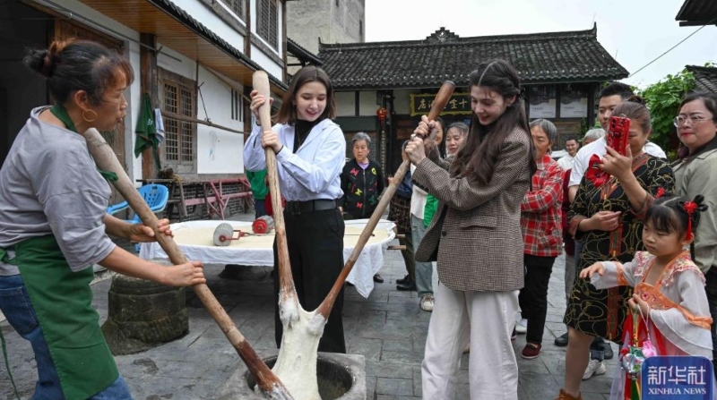 新华社看重庆｜外国留学生在重庆体验端午民俗