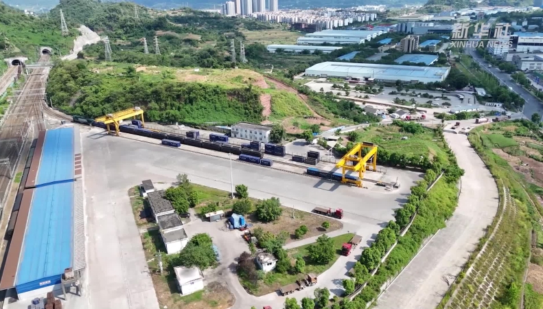 新华社看重庆｜高温下的“毫米级”调车师