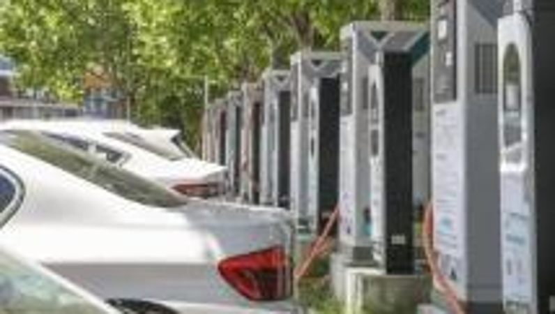 新华社看重庆｜加紧织密农村“充电网” 铺就新能源汽车“下乡路”