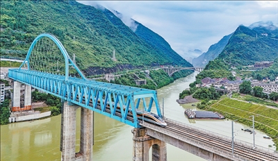 渝厦高铁重庆东至黔江段开通　西部地区最大高铁枢纽投入运营