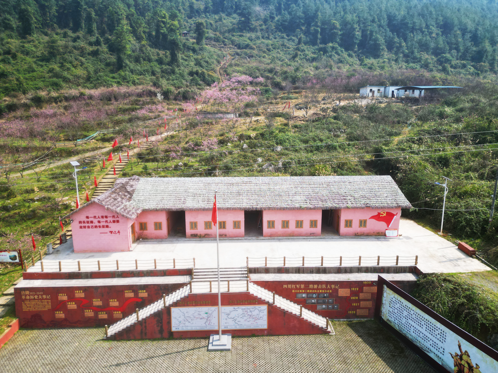 废弃烤烟房改建为“微长征”起点营房.jpg