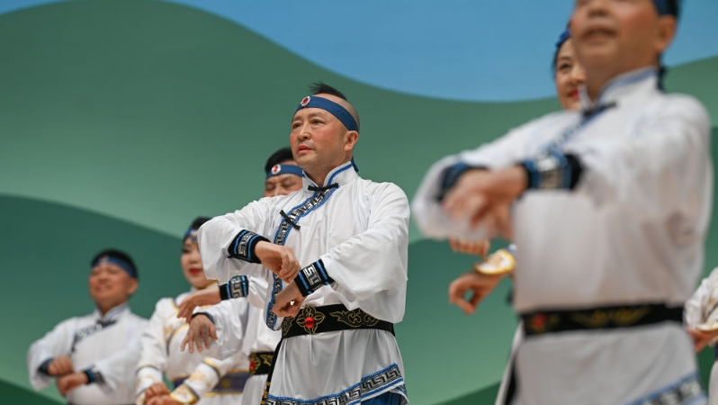 新华社看重庆｜南岸：舞者同跳广场舞 展现群众文化新活力