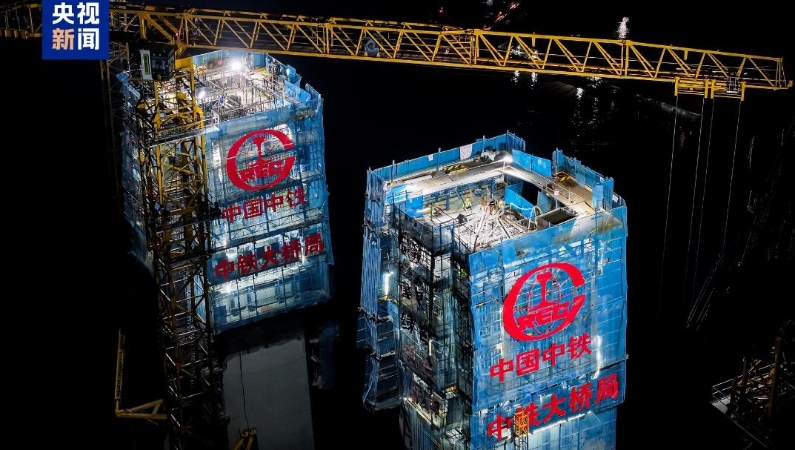 央视新闻看重庆｜5号主塔顺利封顶 渝万高铁石沱长江大桥建设取得突破性进展