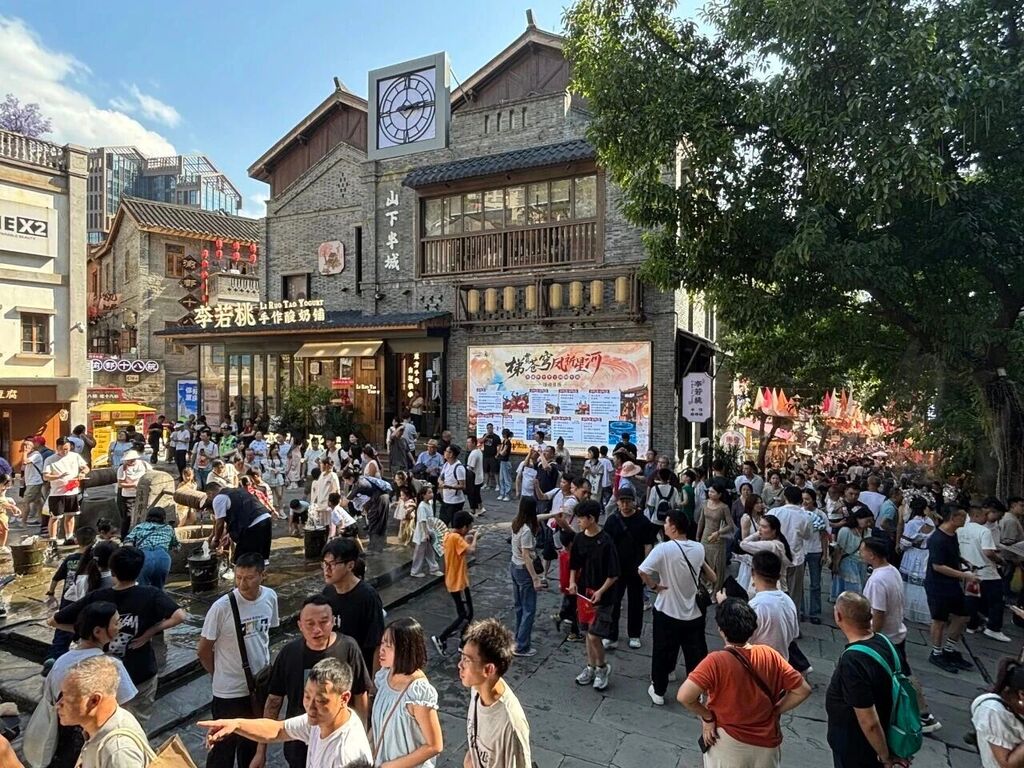 八梯传统风貌区游人如织。受访单位供图