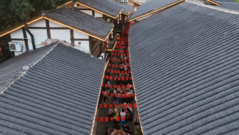 新华社看重庆｜赏月吃席，这场“长街宴”将中秋氛围拉满！