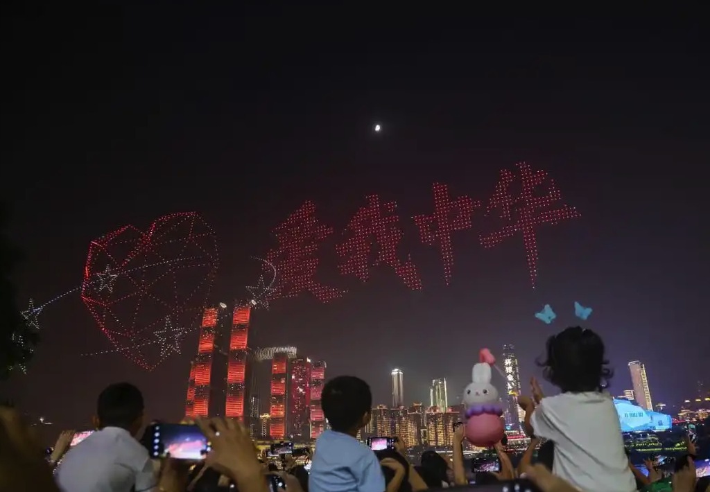 10月1日，南滨路的无人机灯光秀为观众献上视觉盛宴。受访单位供图