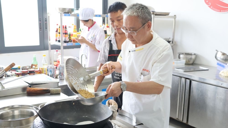 新华社看重庆｜香飘四海，渔火千年——万州烤鱼何以“一味天下尝”？