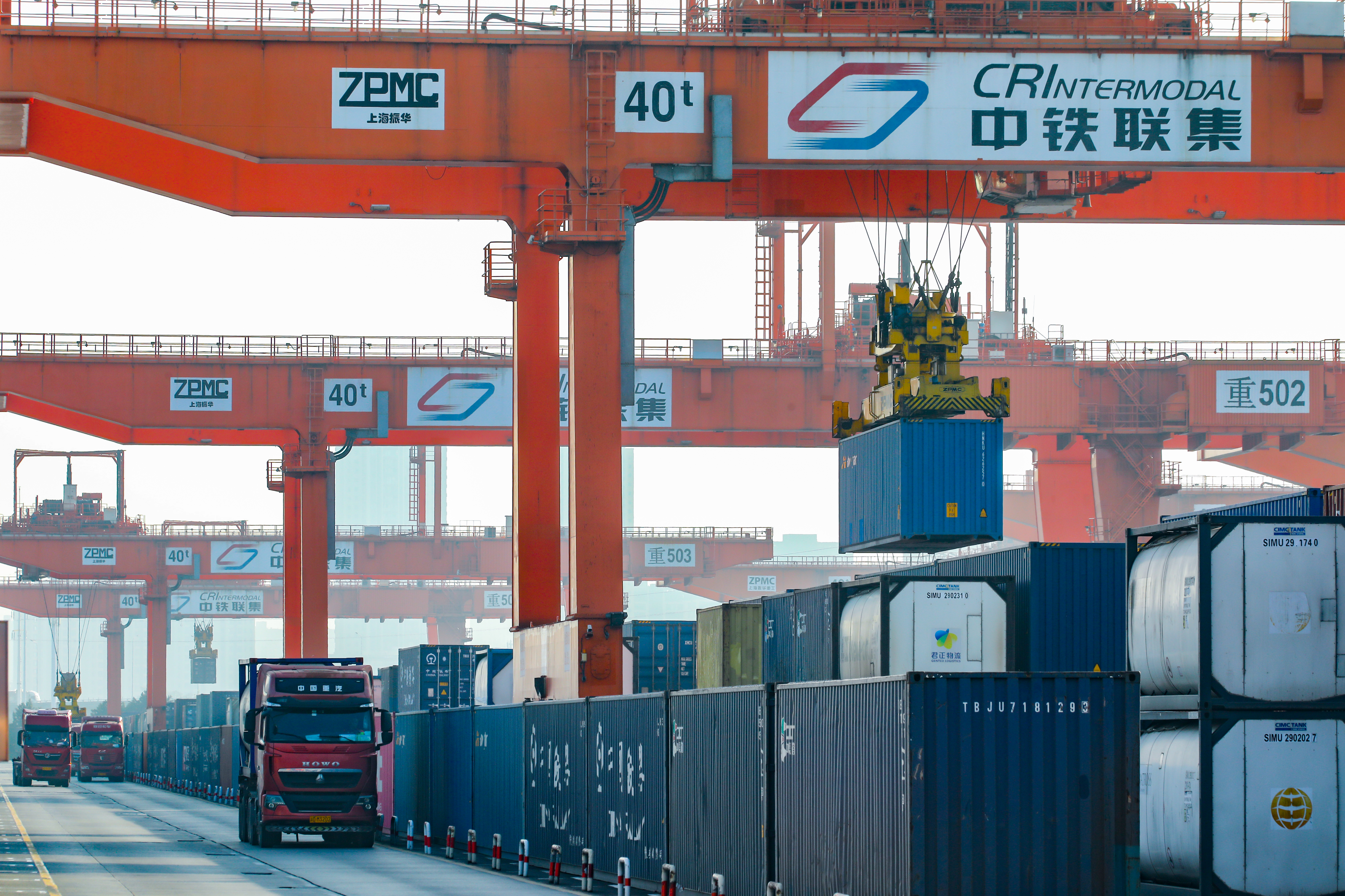 1-2025年11月27日，位于重庆市沙坪坝区团结村重庆铁路集装箱中心站，龙门吊正在吊装集装箱，一派繁忙景象。 (5).jpg