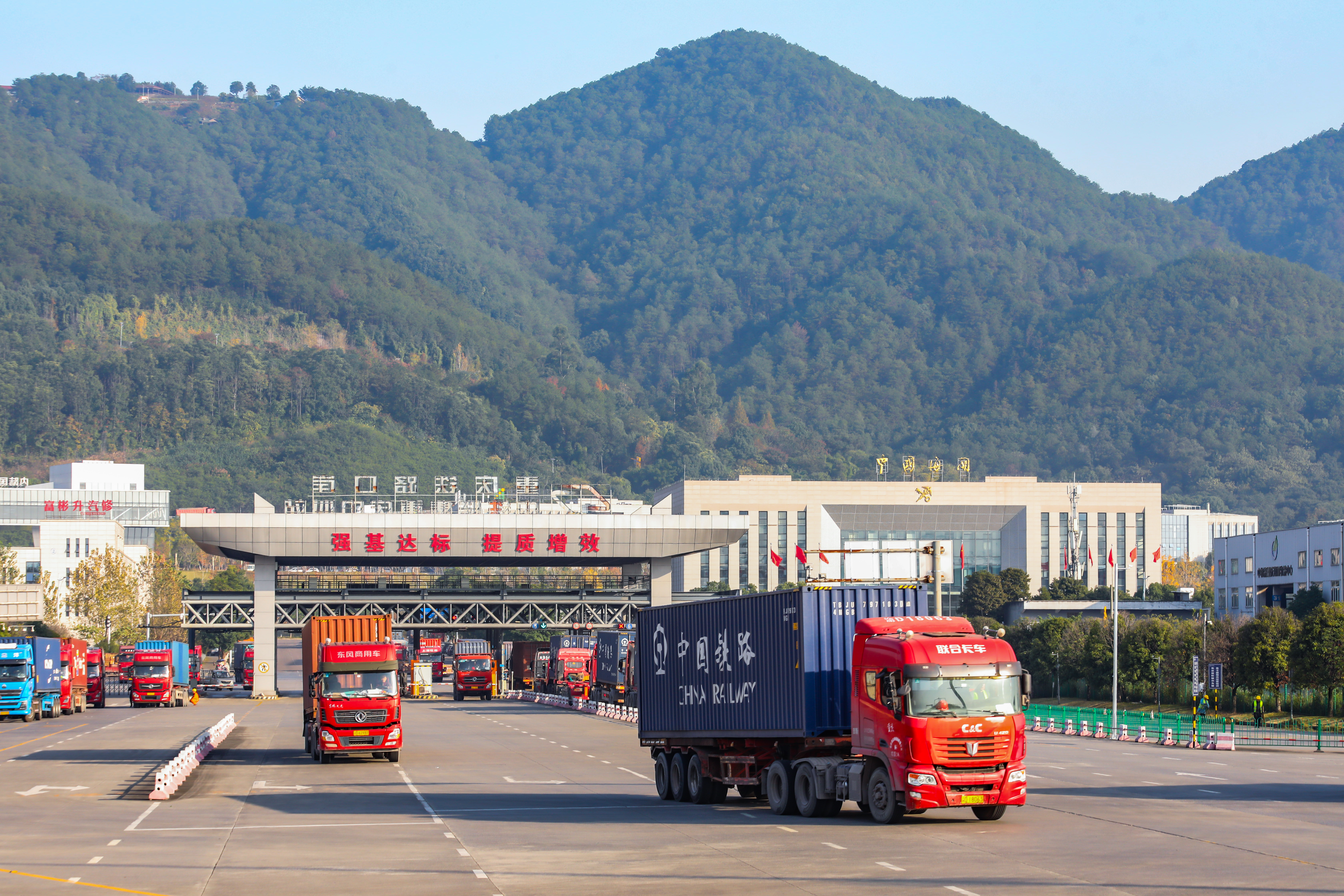 2-2025年11月27日，位于重庆市沙坪坝区团结村重庆铁路集装箱中心站，转运卡车在转运集装箱，一派繁忙景象。 (1).jpg
