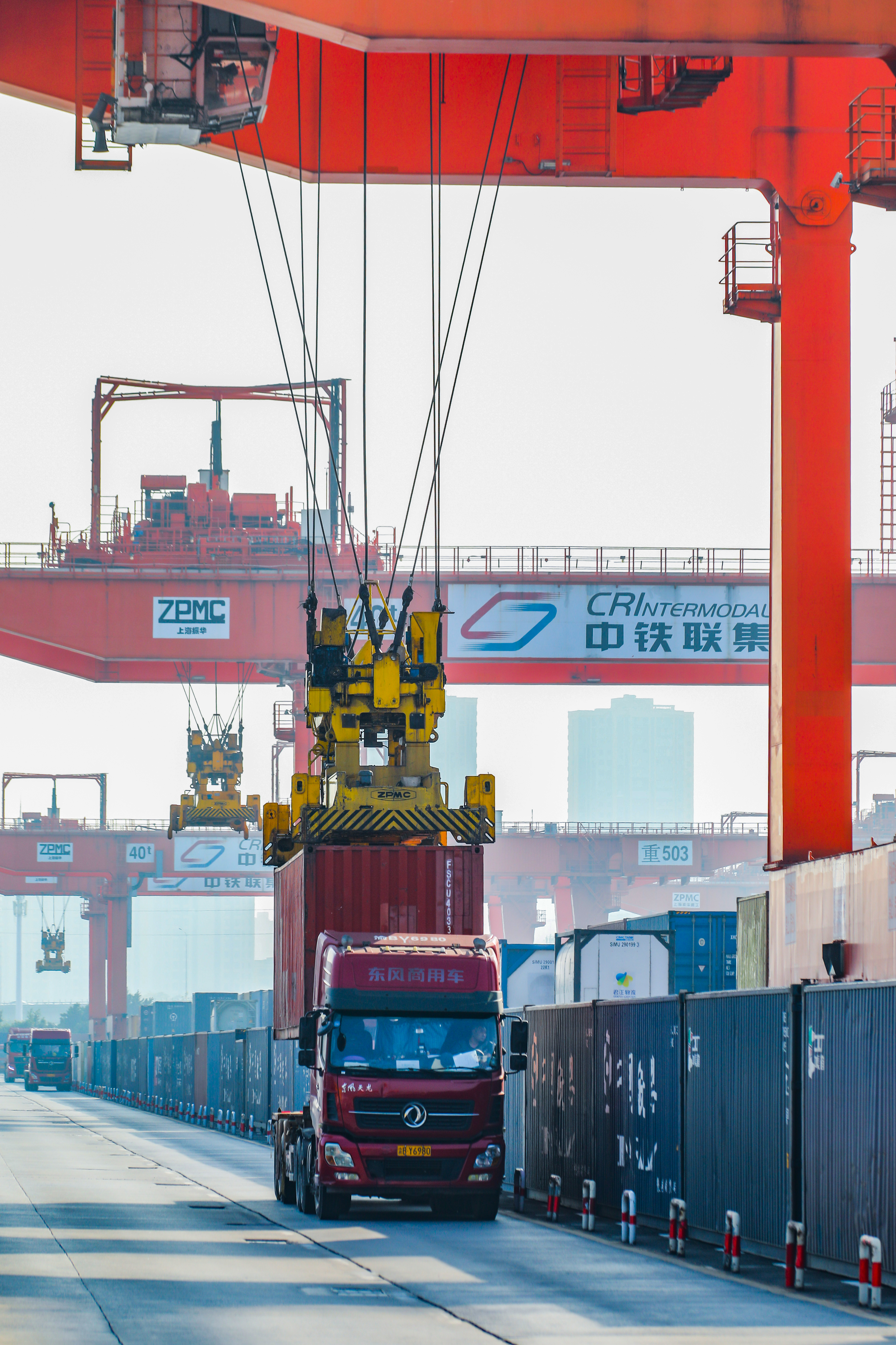 1-2025年11月27日，位于重庆市沙坪坝区团结村重庆铁路集装箱中心站，龙门吊正在吊装集装箱，一派繁忙景象。 (9).jpg