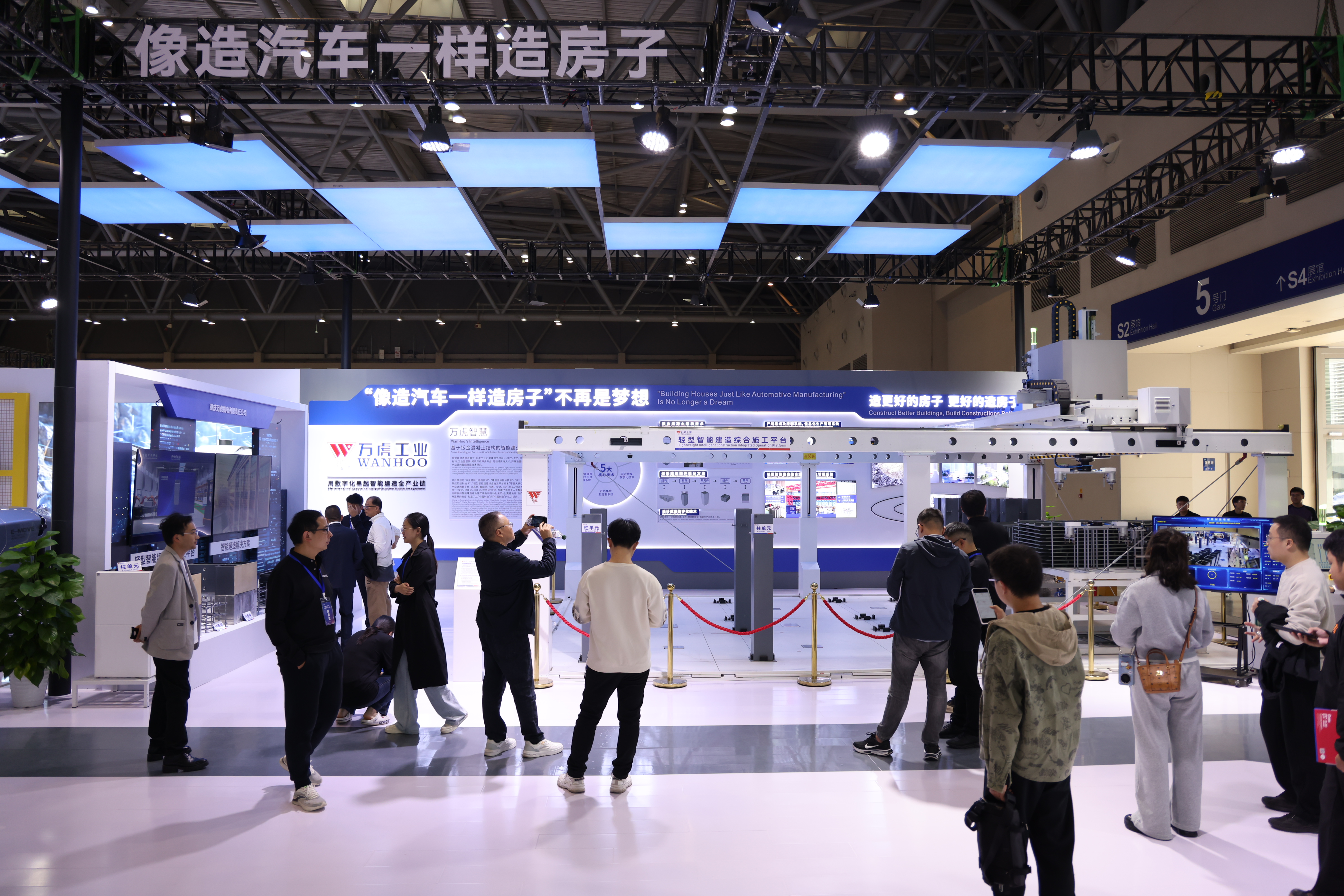 10月28日，在重庆悦来国际博览中心，观众在2025年世界城市日中国主场活动主题展览区参观。图 王柏林.jpg