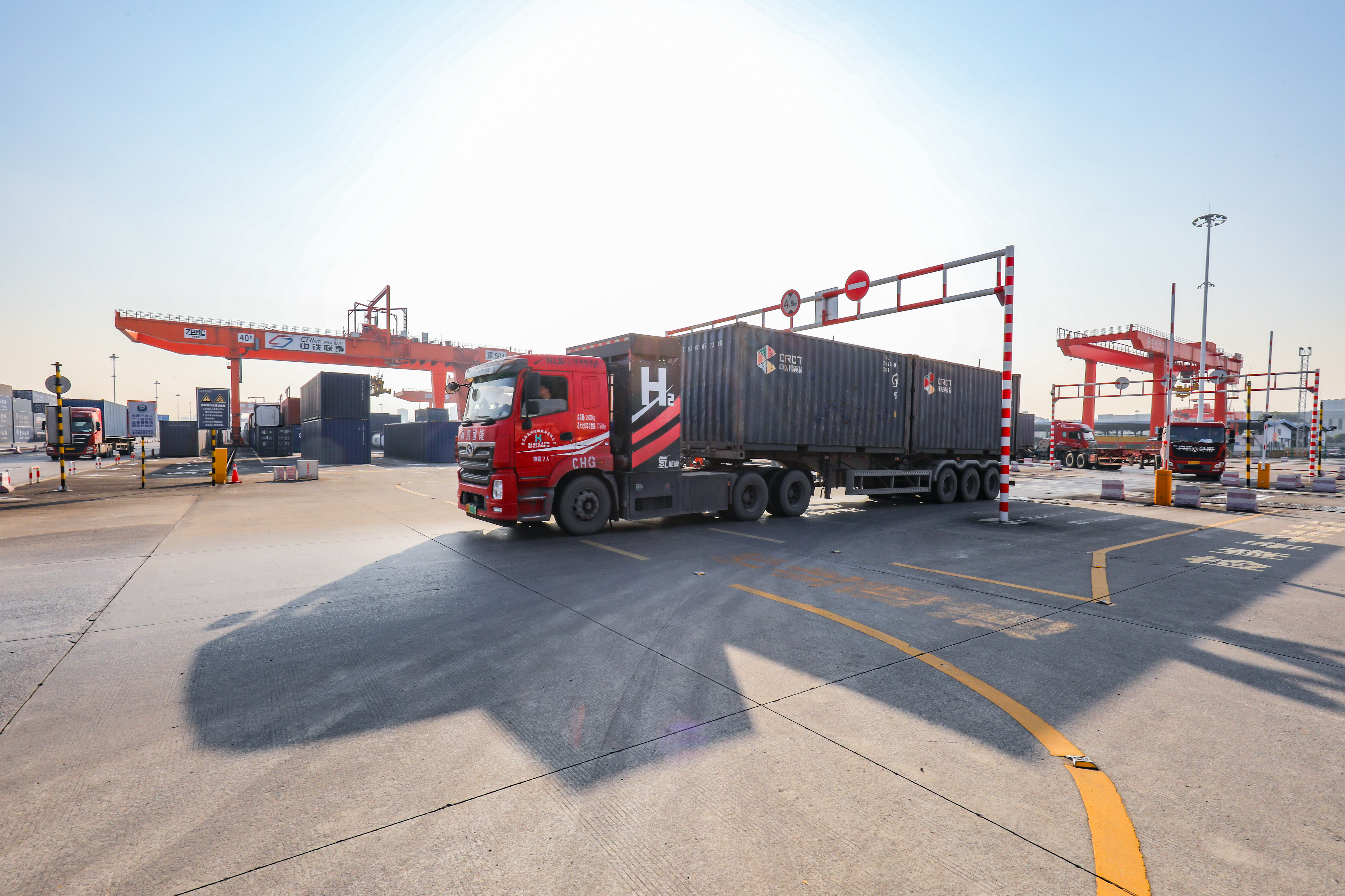 4-2025年11月27日，位于重庆市沙坪坝区团结村重庆铁路集装箱中心站，一辆氢能源卡车在转运集装箱。.jpg