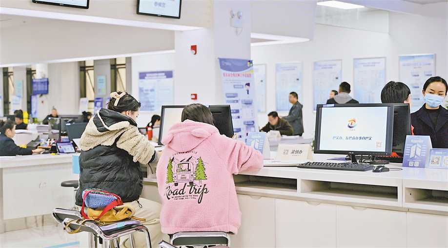 在重庆市巴南区政务服务中心，市民通过“渝快办”平台上办理业务。何庆渝 摄.jpg