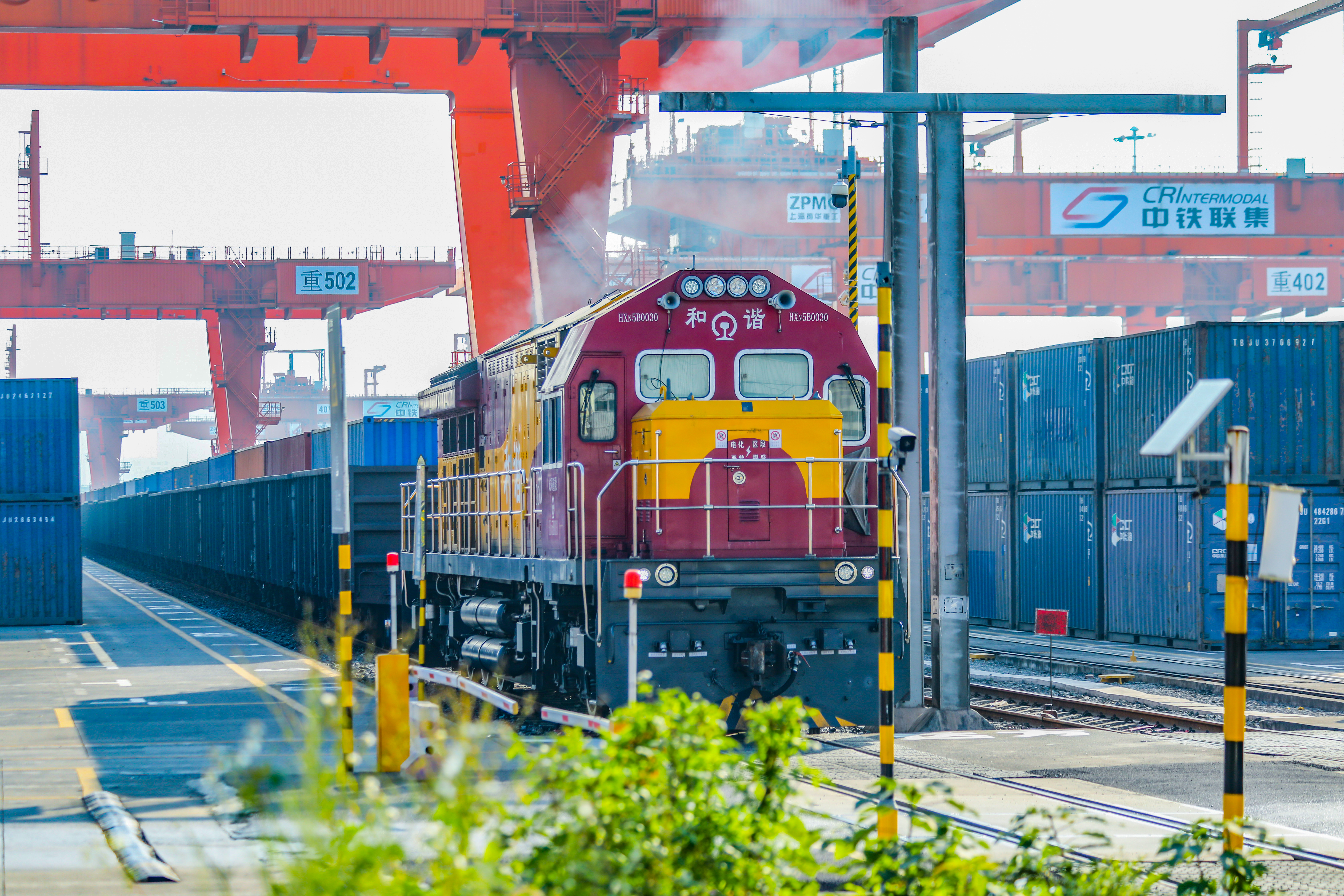 3-2025年11月27日，位于重庆市沙坪坝区团结村重庆铁路集装箱中心站，一辆货运班列到达车站。 (1).jpg