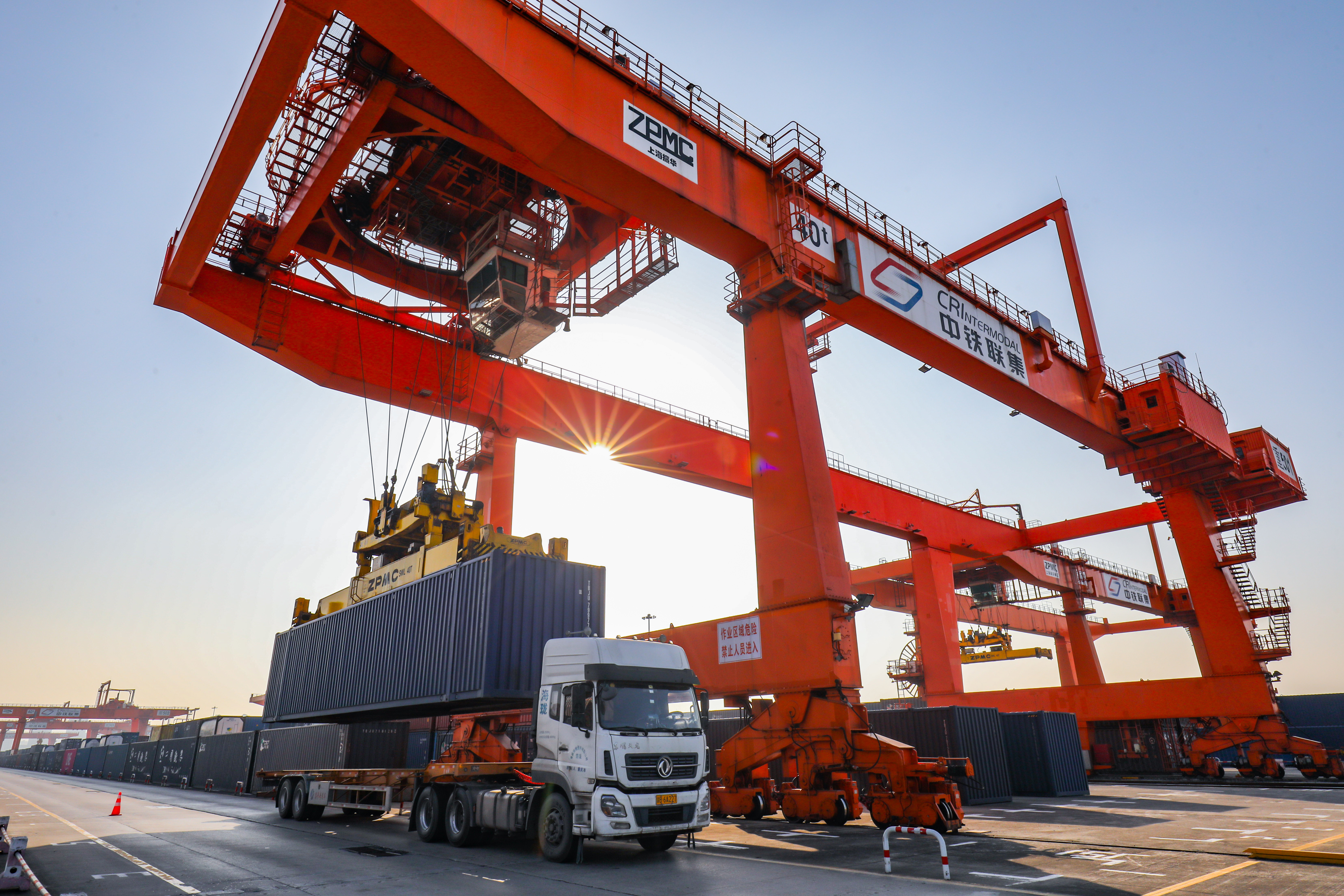 1-2025年11月27日，位于重庆市沙坪坝区团结村重庆铁路集装箱中心站，龙门吊正在吊装集装箱，一派繁忙景象。 (2).jpg