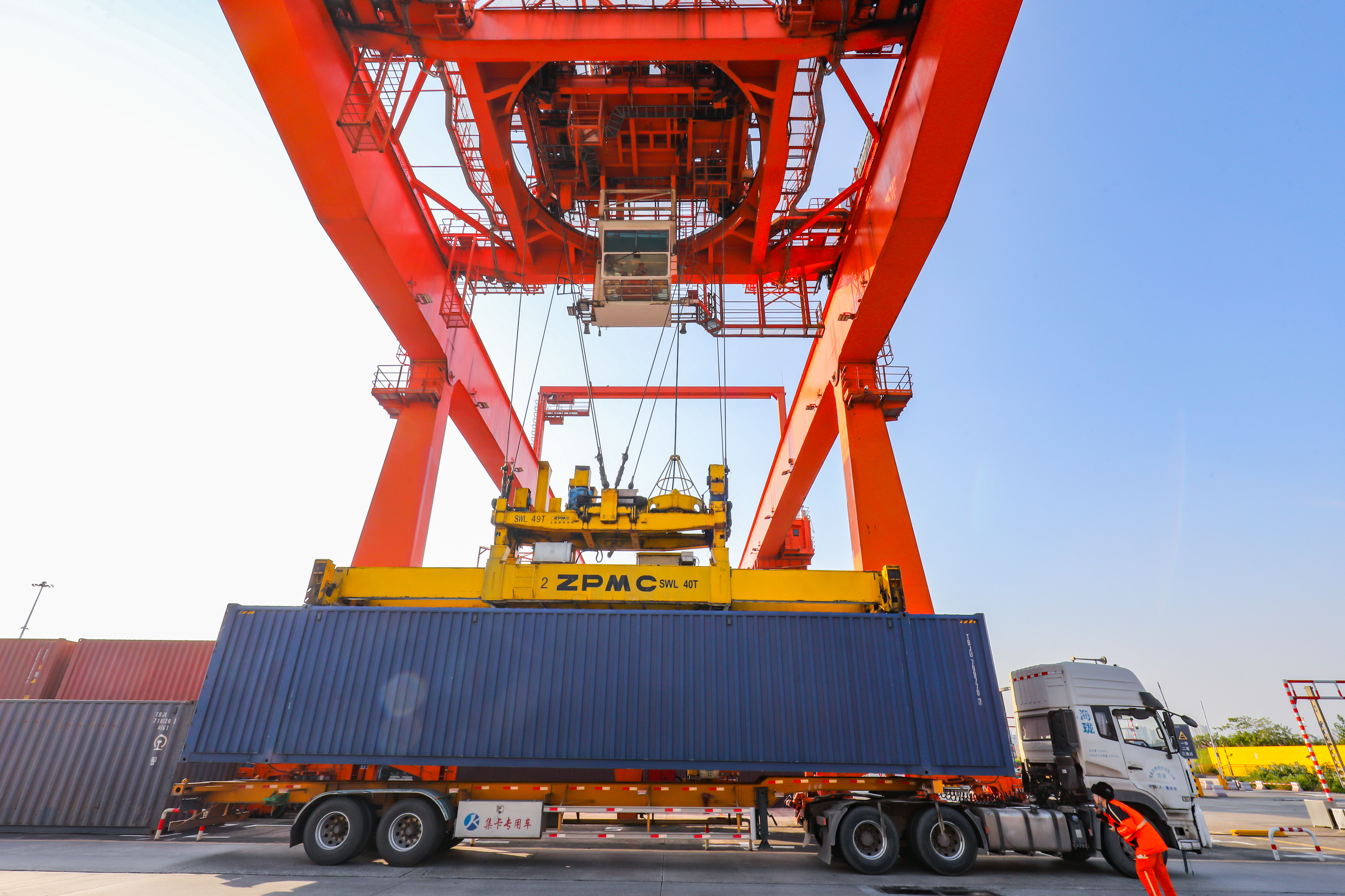 1-2025年11月27日，位于重庆市沙坪坝区团结村重庆铁路集装箱中心站，龙门吊正在吊装集装箱，一派繁忙景象。 (3).jpg