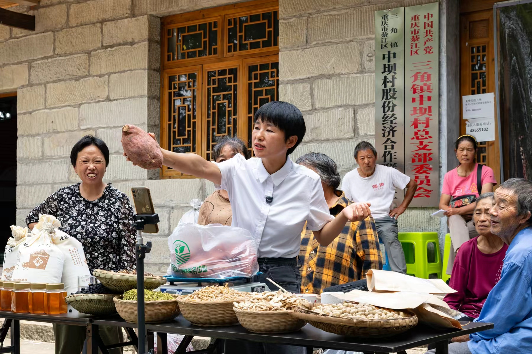 蒋婷婷直播推介土特产。受访者供图