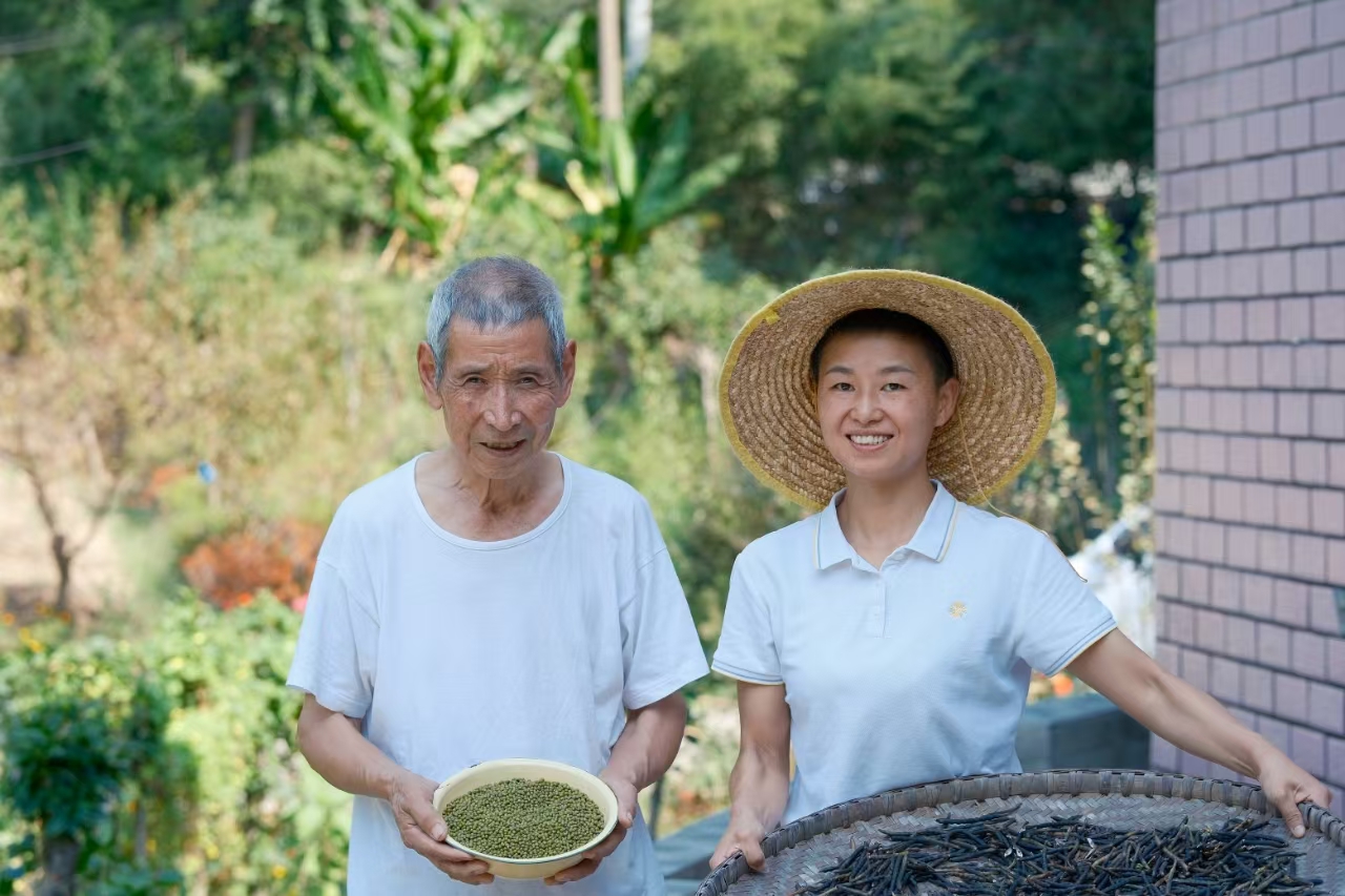 蒋婷婷（右）与村民的合影。受访者供图