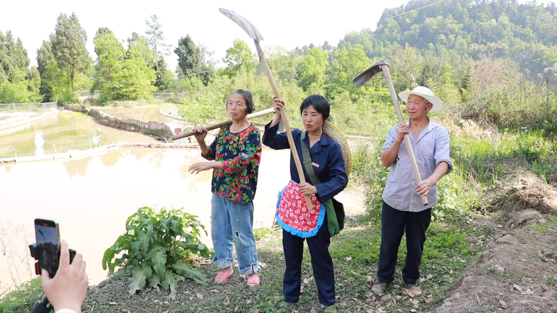 蒋婷婷拍摄短视频。受访者供图