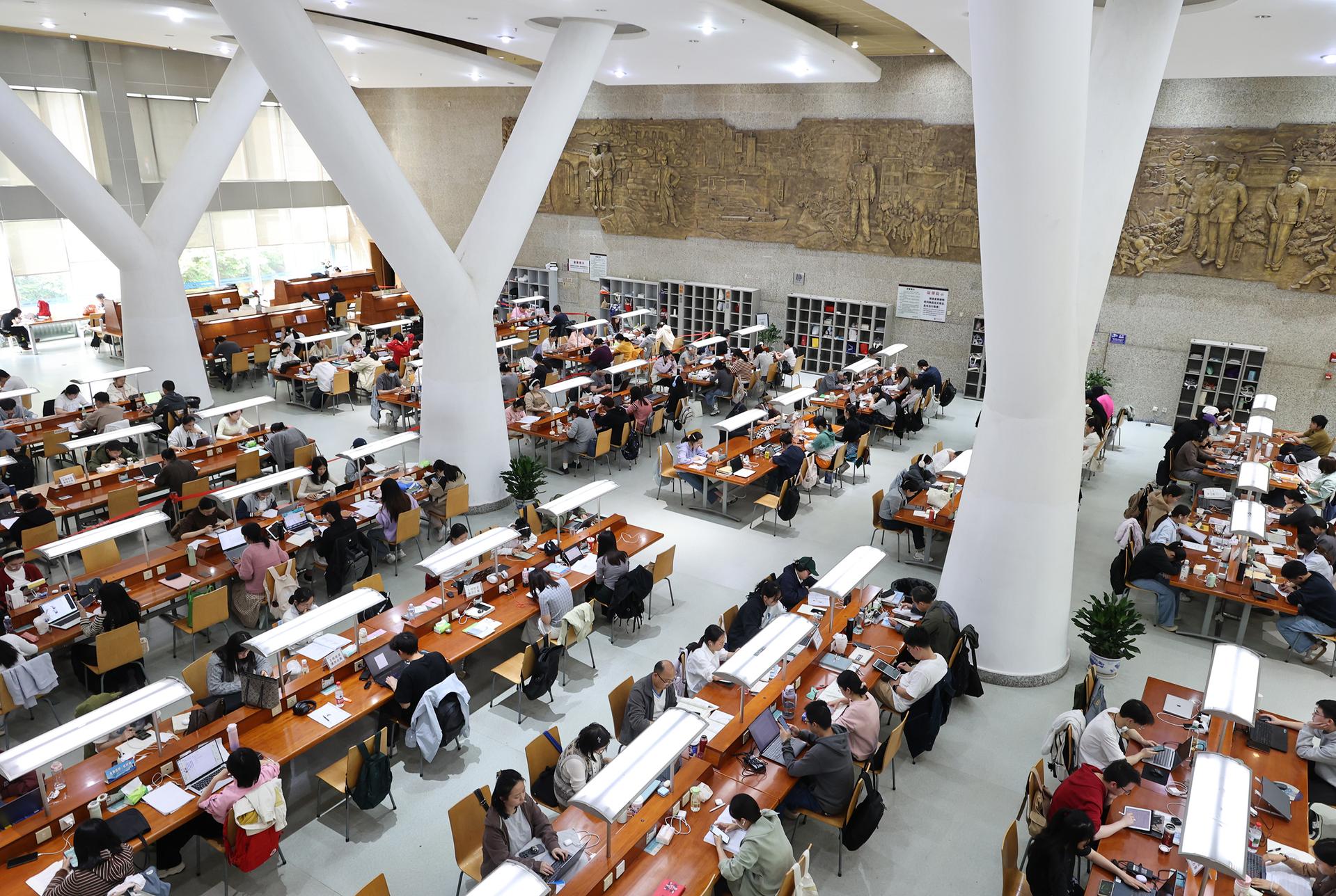 2026年4月8日，在位于沙坪坝区的重庆图书馆，市民在看书学习。孙凯芳 摄