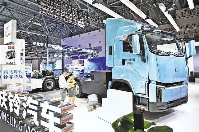 2025年西洽会上，庆铃集团发布的业内领先的新能源卡车“铃界”，是市属国企和民企、外企联动协同创新的结晶。谢智强 摄 视觉重庆