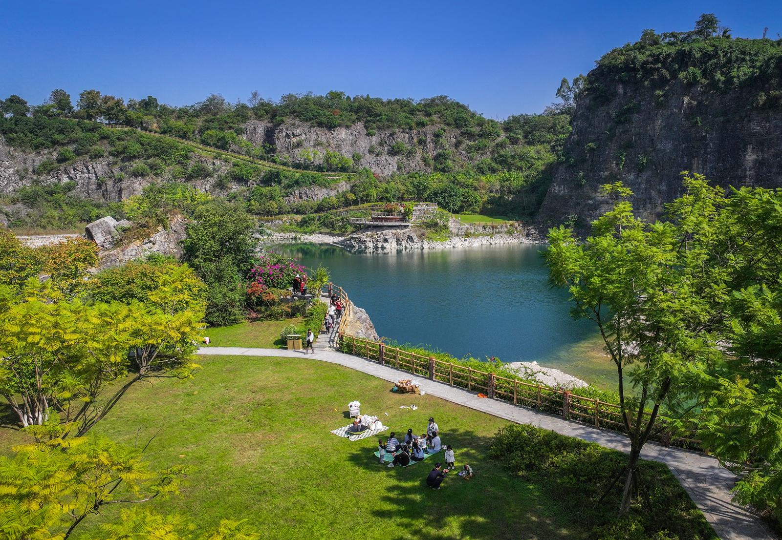 2025年10月28日，重庆铜锣山矿山公园秋色正好，吸引不少市民游客前来游览打卡。图 龙帆2
