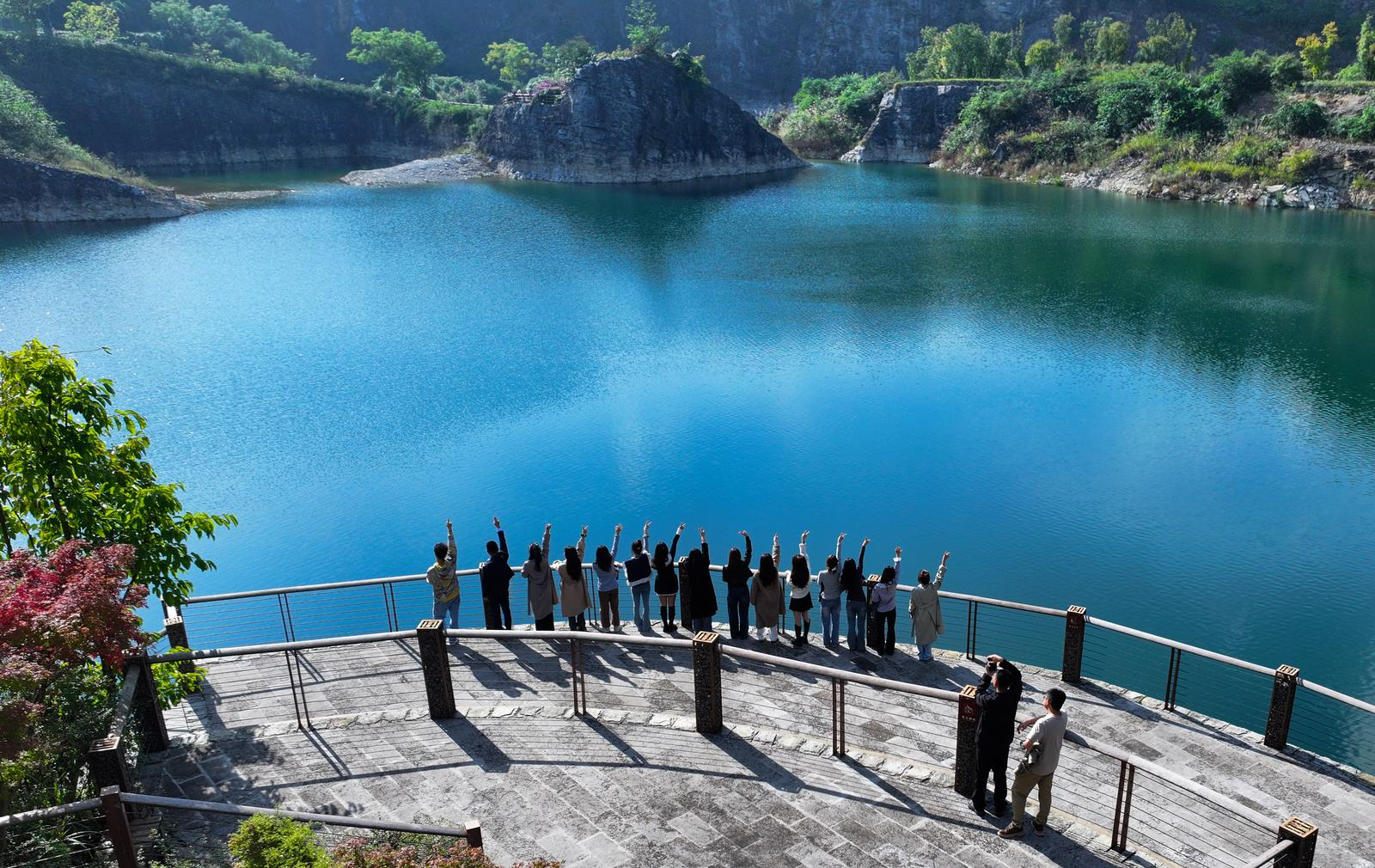 2025年10月28日，重庆铜锣山矿山公园秋色正好，吸引不少市民游客前来游览打卡。图 龙帆