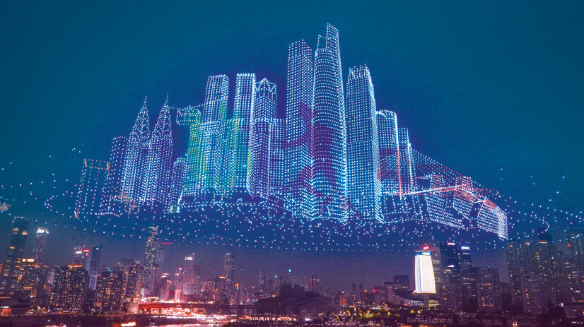 2025年6月17日晚，“魅力重庆”无人机灯光秀在重庆两江四岸核心区展演。图 黄伟