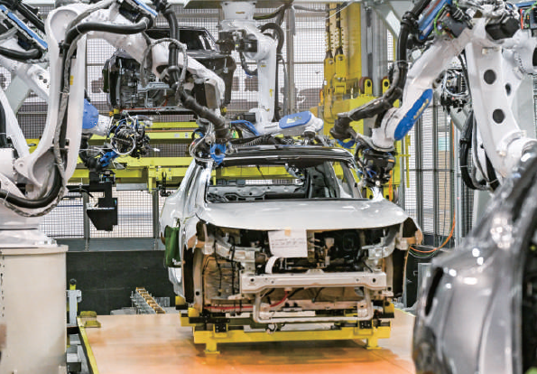 2025年3月6日，长安汽车数智工厂总装车间，自动化生产作业现场。图  王全超