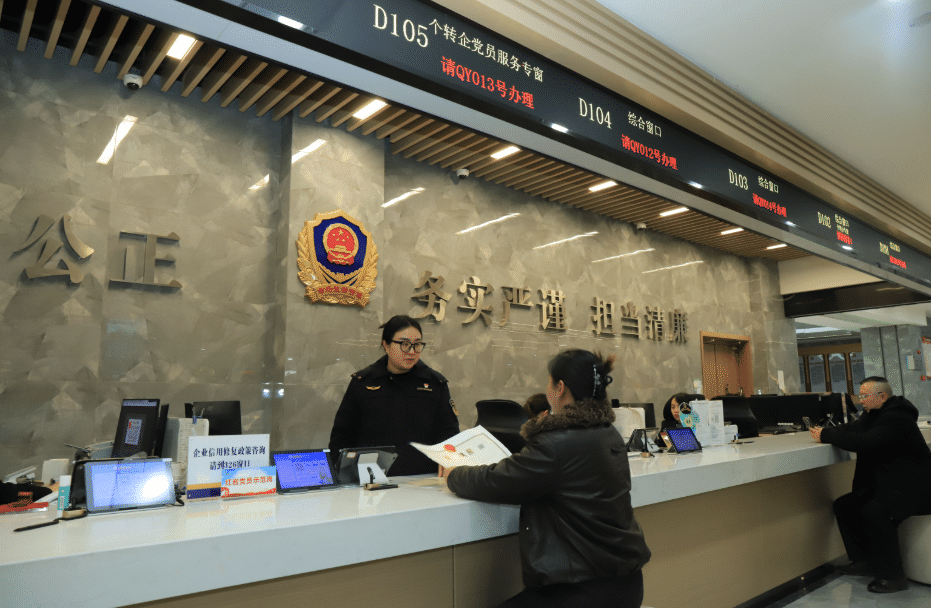 重庆市江津区市场监督管理局“个转企”党员服务窗口在为个体工商户办理相关业务。江津区市场监督管理局供图