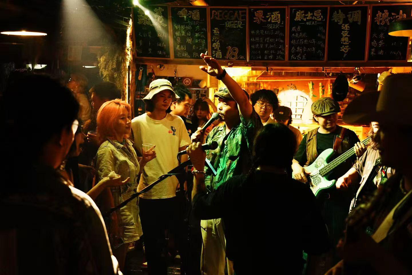 年轻人在“反拍LiveHouse”跟随音乐舞动。受访者供图。